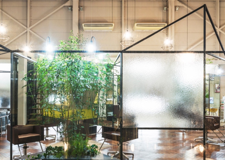 半透明和镜像分区:日本山梨Vision Atelier发廊空间设计
