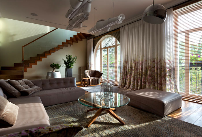 迷人的照明设计:柔和温馨的双层公寓装修设计