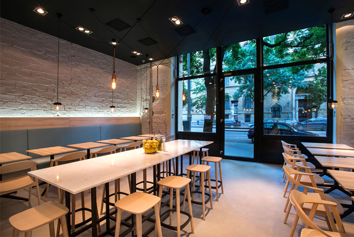 布达佩斯简洁风格的希腊风味餐厅设计
