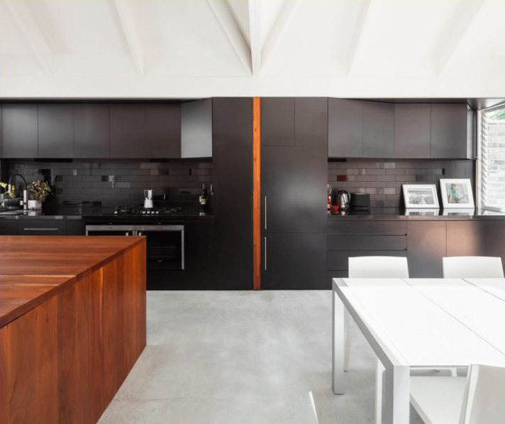 25个漂亮的沉稳大气黑色厨房设计