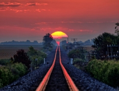 摄影师每年蹲守拍摄被日出染红的铁轨