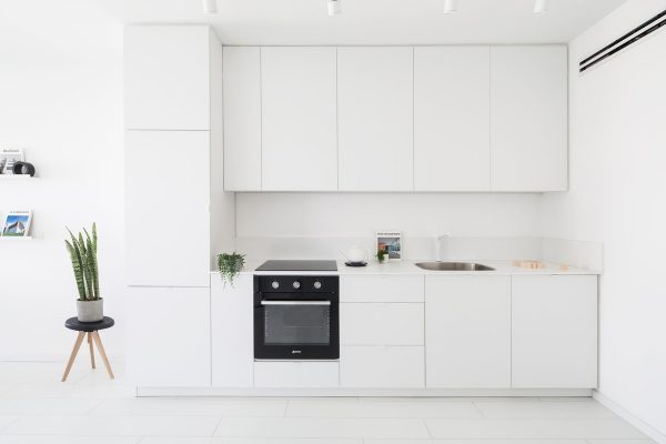 simple-white-kitchen-600x400.jpg