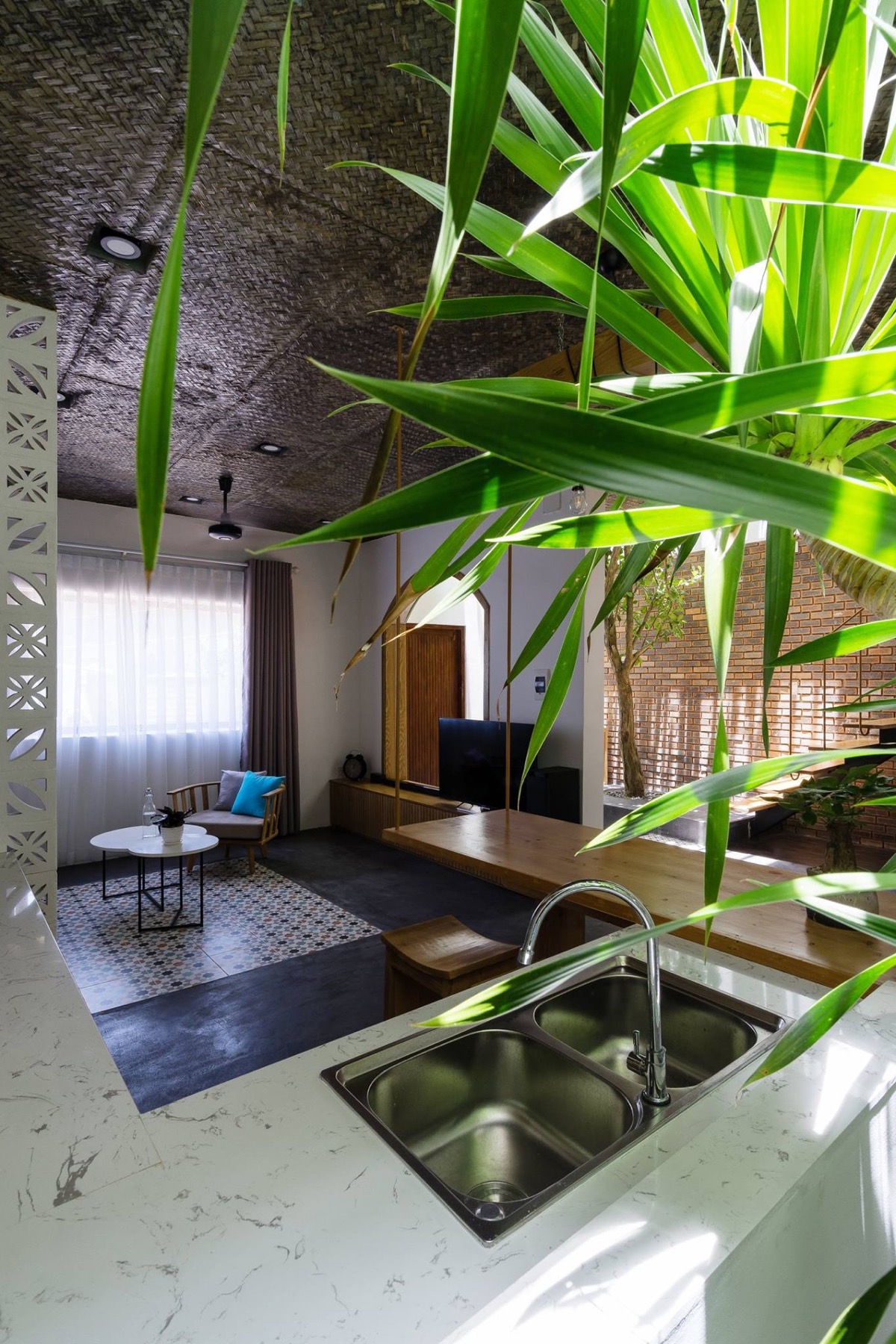 拥有室内庭院的越南简约风格住宅设计
