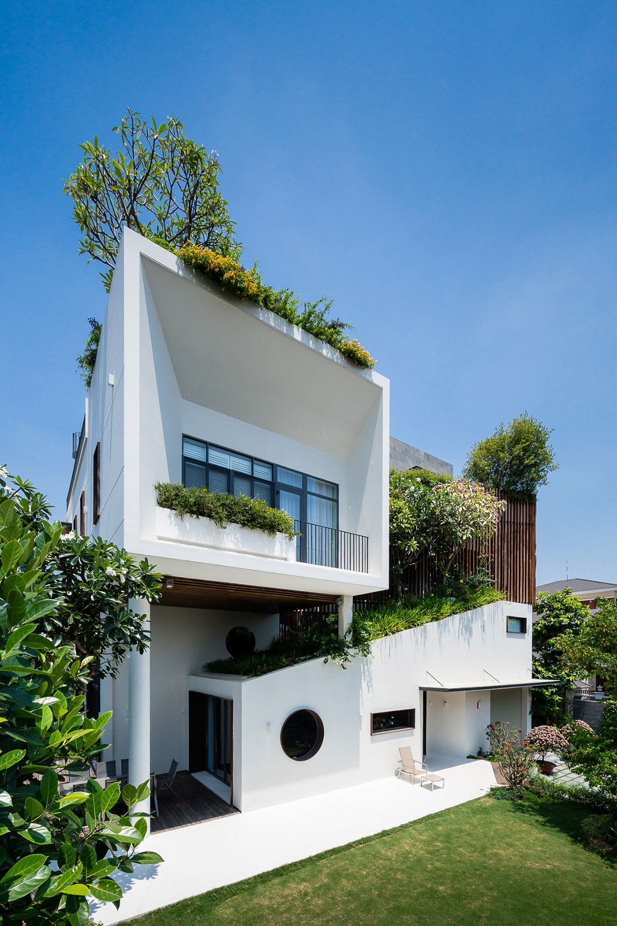郁郁葱葱的绿色花园：越南时尚现代别墅设计