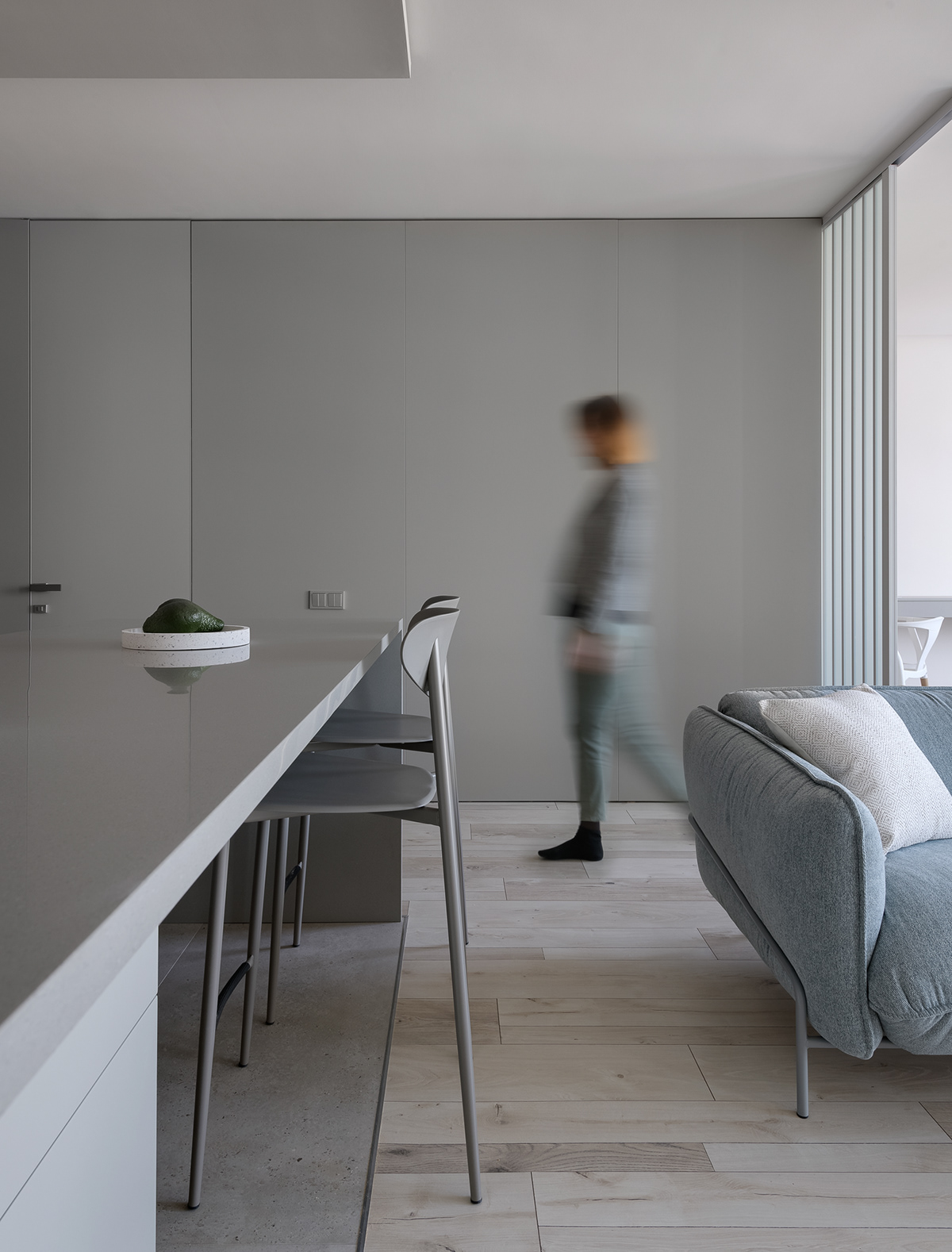浅灰和灰绿搭配的舒适氛围：极简风格家居装饰设计