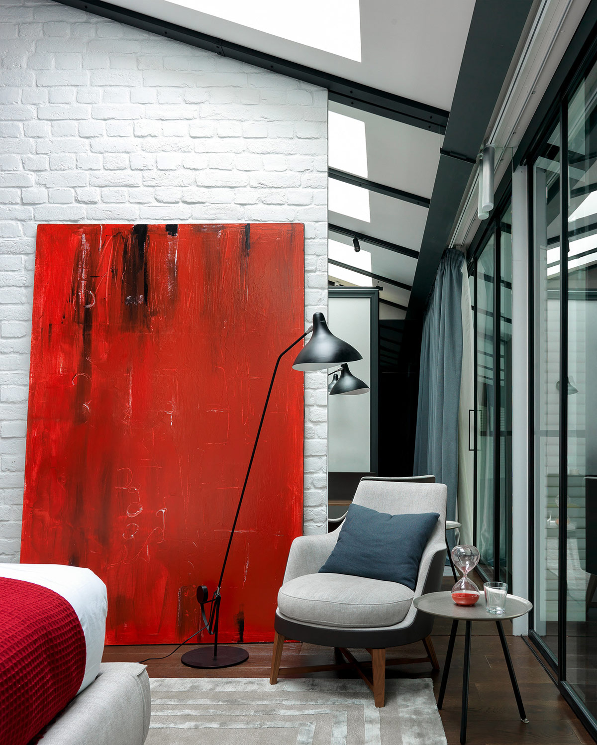 灰色系空间的红色点缀：3个现代家居室内装饰设计