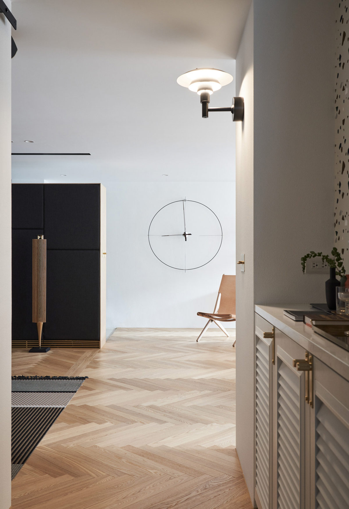 minimalist-wall-clock-in-scandinavian-st
