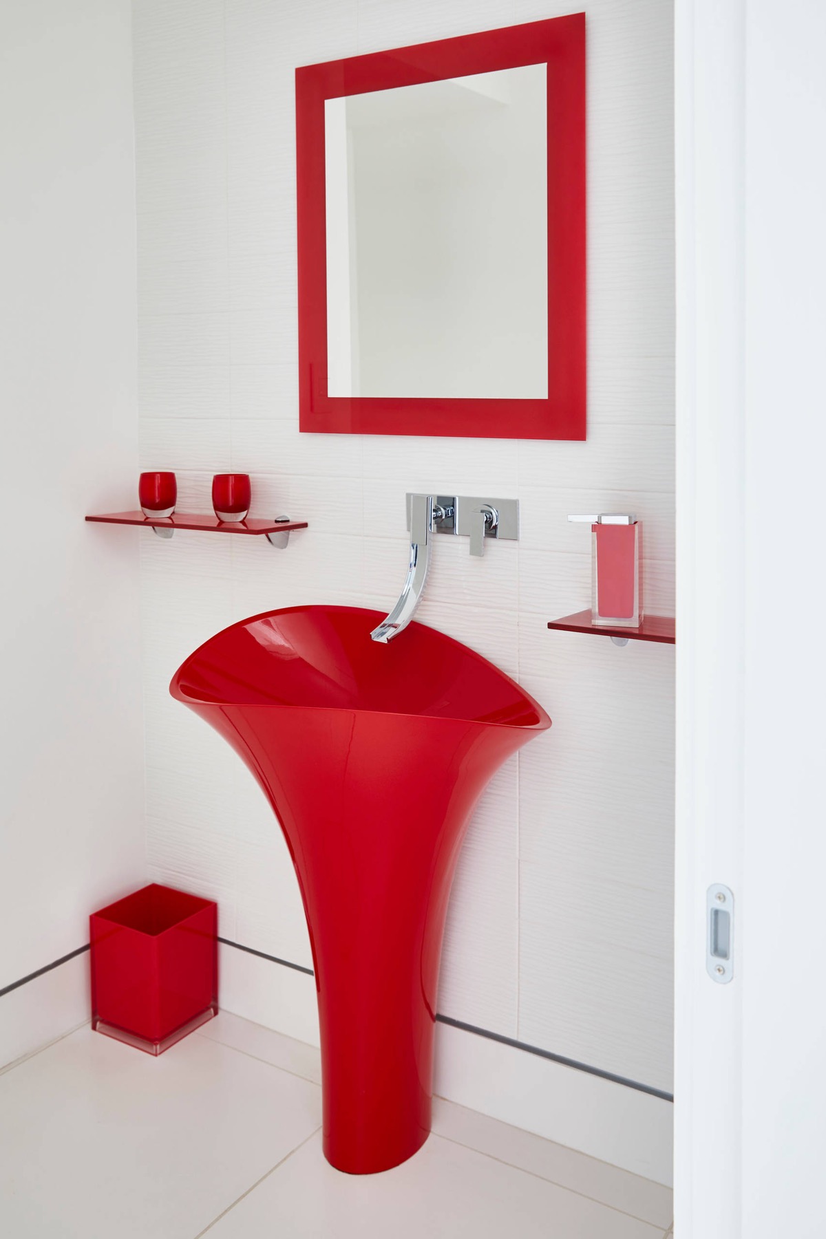 red-bathroom-accessories-sets-600x901.jp
