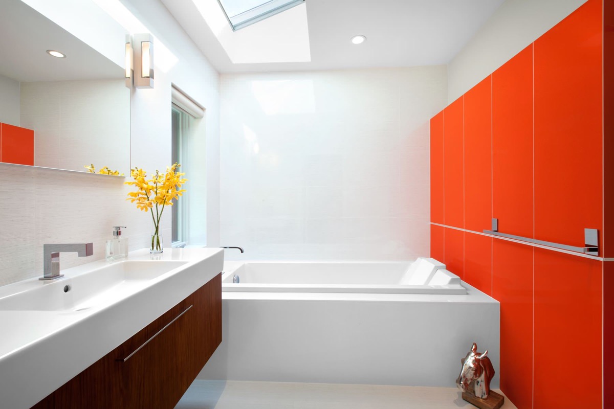 white-and-red-bathroom-design-600x400.jp
