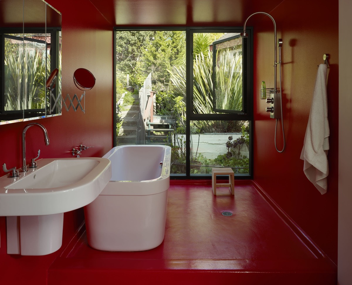 red-bathroom-wall-decor-600x487.jpg