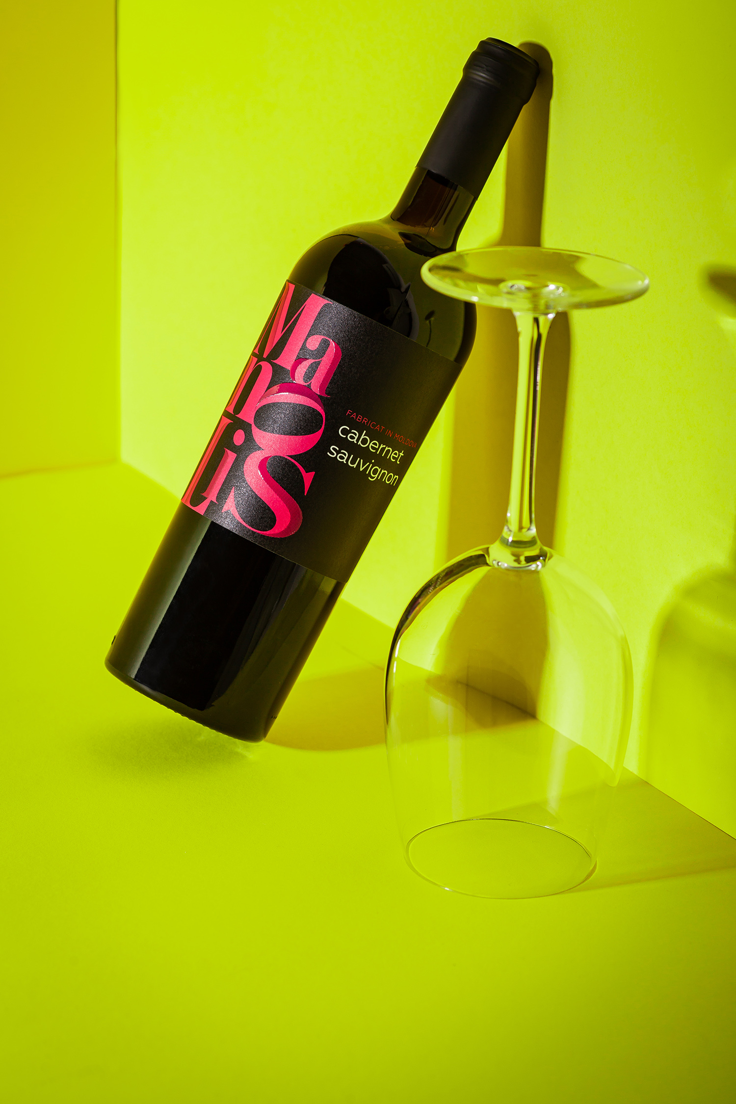 时尚的字体排版 Manolis葡萄酒包装设计