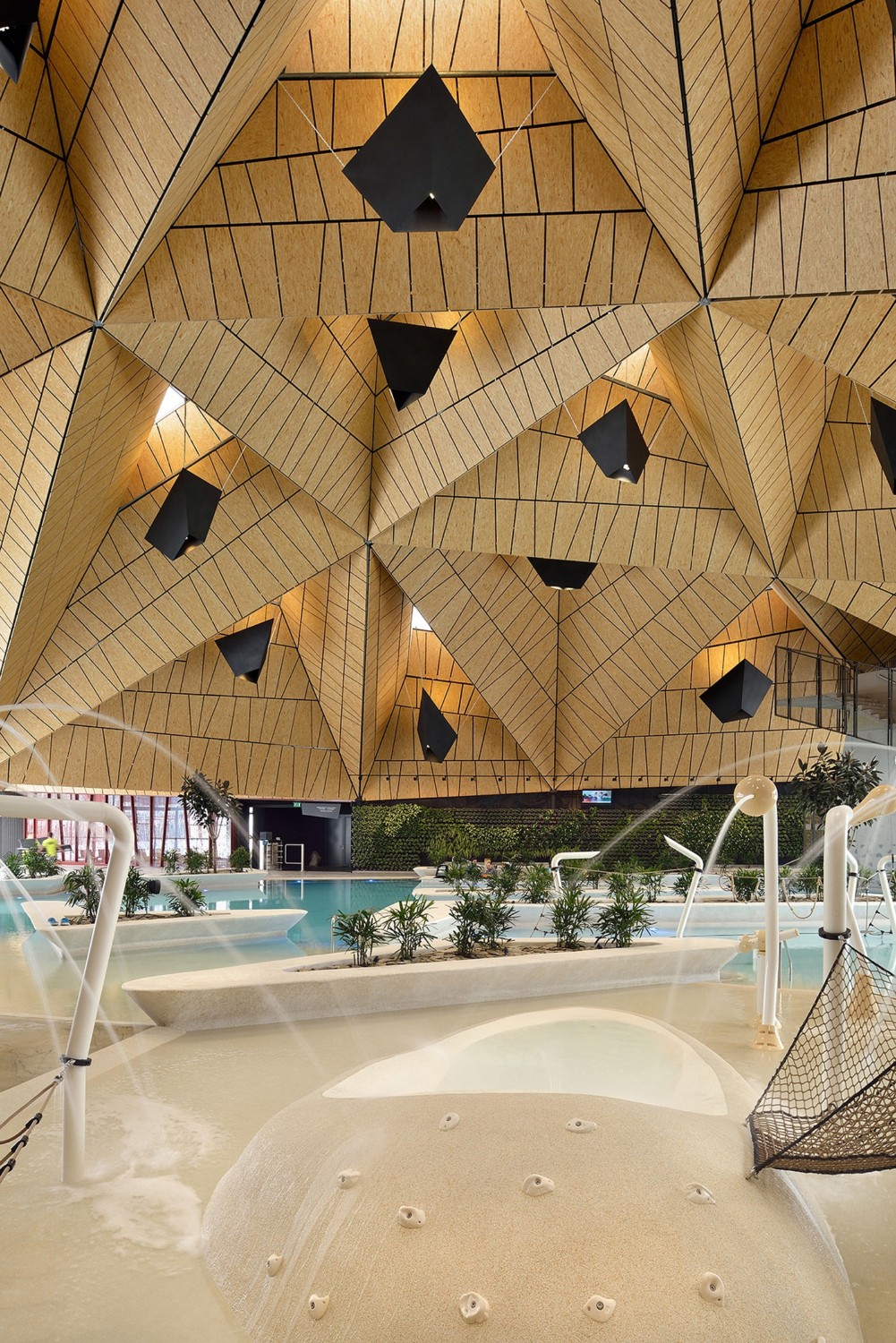 几何倾斜屋顶结构：奇特外观的游泳池设计