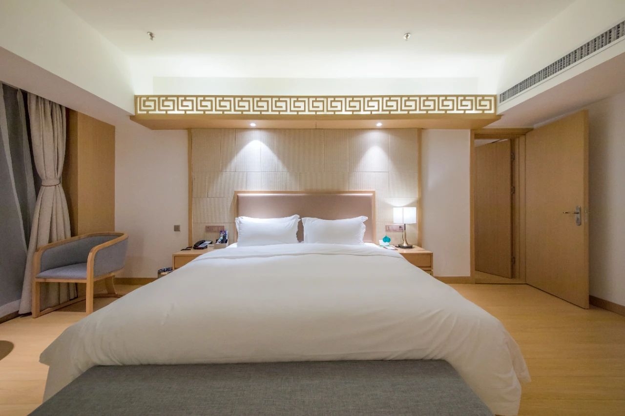 雷士照明携“智慧客房”亮相上海酒店展，开启智美·光之旅！