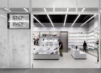 白色美学和极简未来主义风格!Step Over运动商店品牌设计