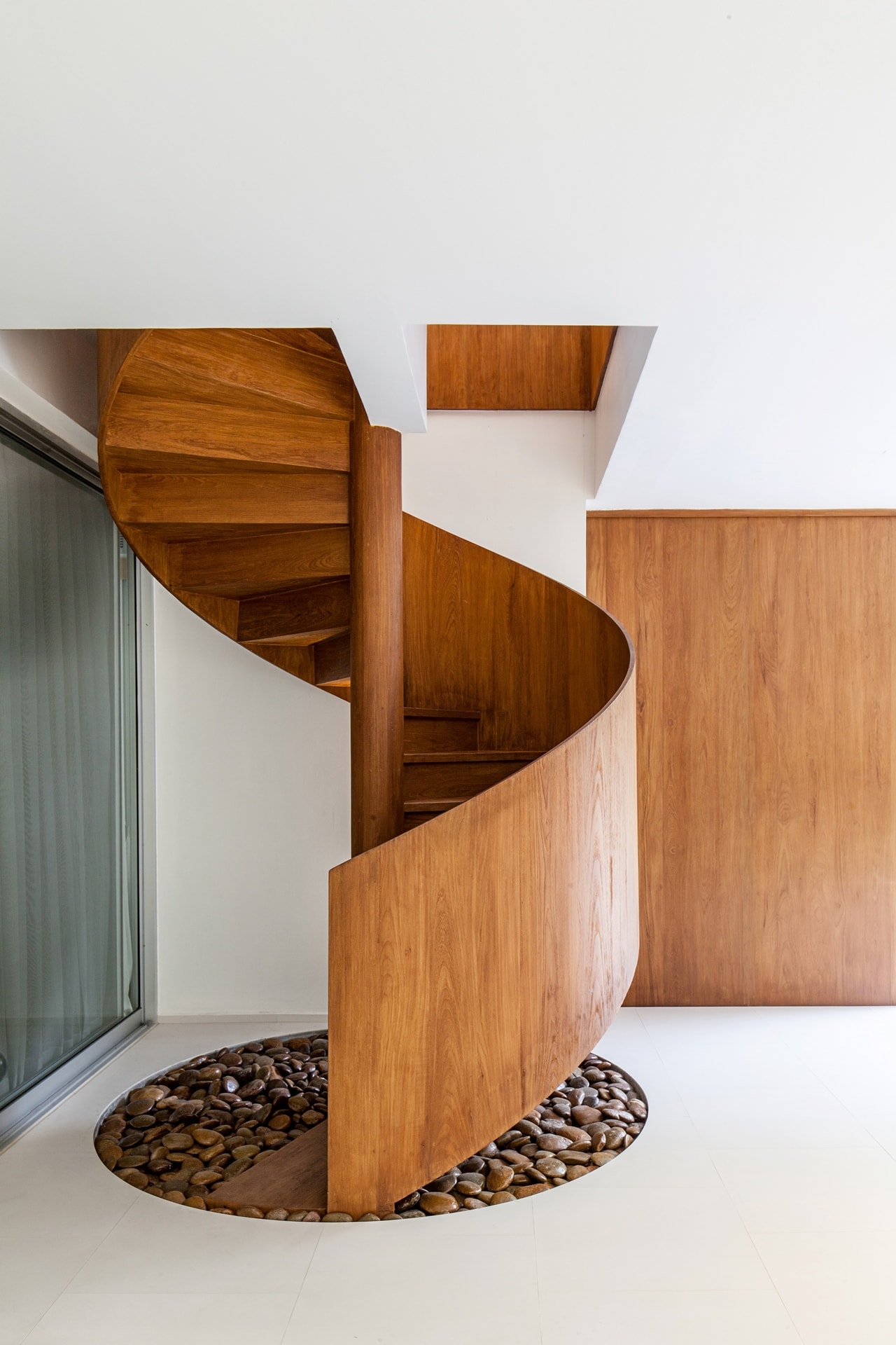 spiral-staircase-with-wood-balustrade-60