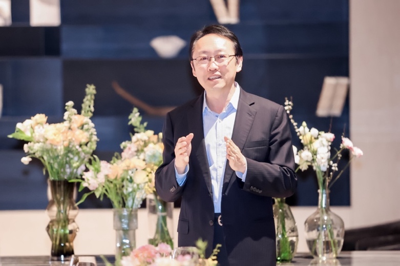 婚禮上的一些人描述已自動生成