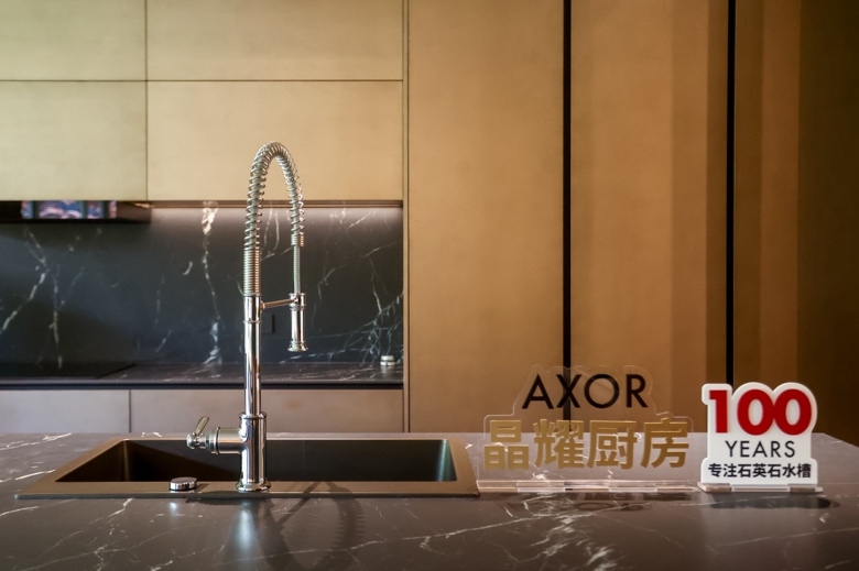 圖片包含 室內, 窗戶, 桌子, 大描述已自動生成