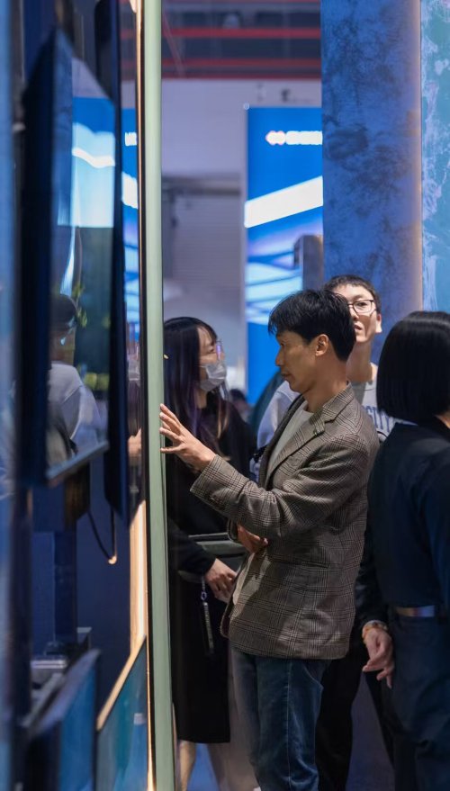 用“艺术礼盒”亮相2025广州设计周，VillaePaint会玩！