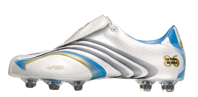 Adidas为世界杯设计的运动鞋