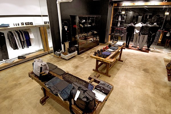 Nomad服装专卖店室内空间设计