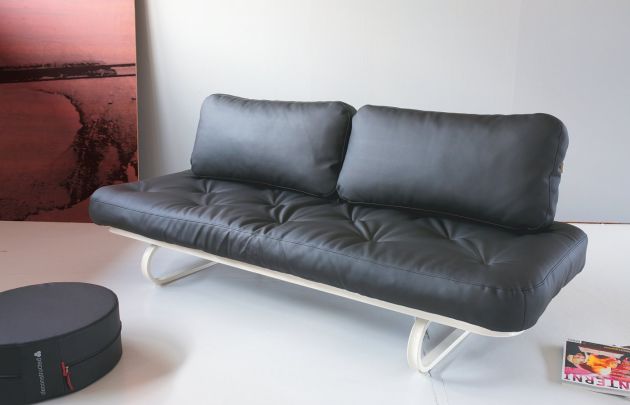 Per Weiss 设计的Leash沙发