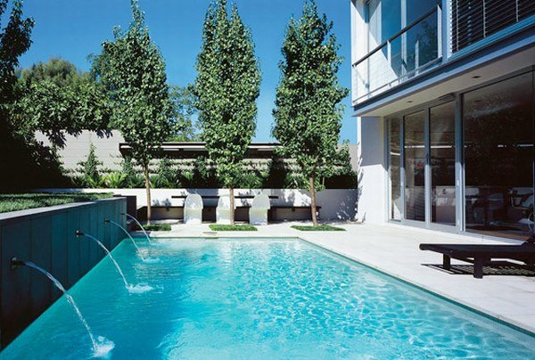拥有室外泳池的现代豪华别墅