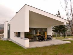 自然光线和黑白外观的现代住宅设计