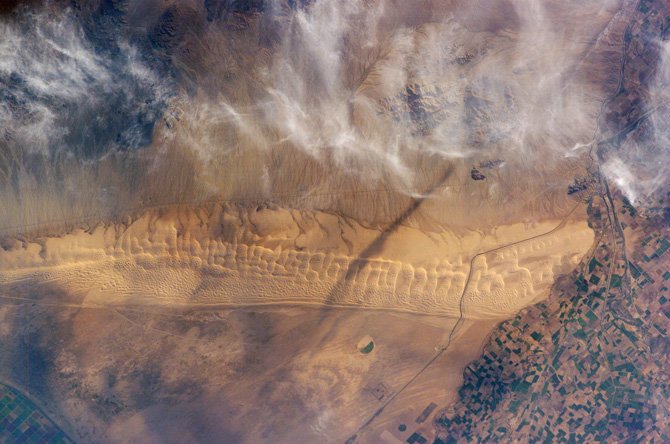 从太空拍摄的惊人沙漠景观