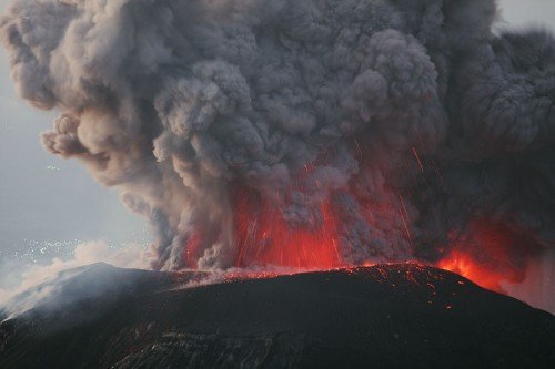 壮观的火山爆发摄影
