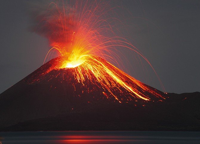 漂亮的火山喷发照片