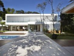 漂亮景观和多样的室内设计:Morumbi山间别墅