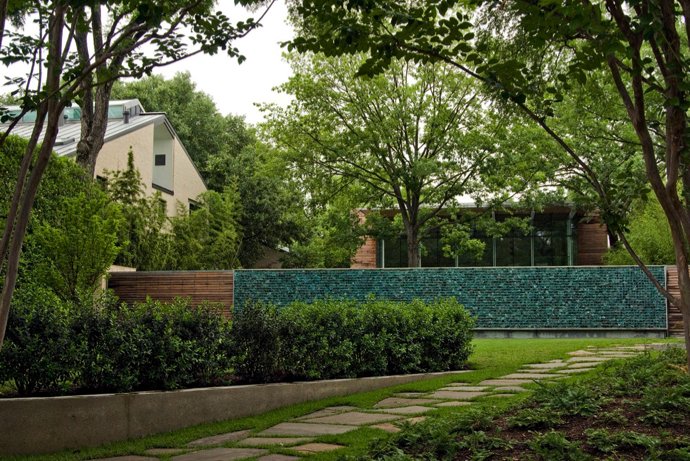 豪华别墅欣赏：绿树簇拥下的美丽住宅