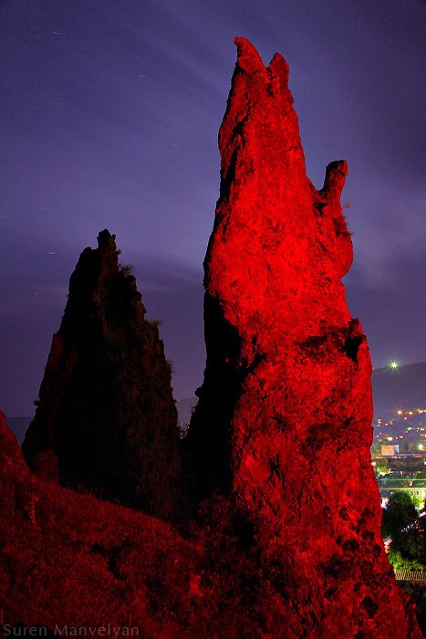 美丽的岩石和洞穴：亚美尼亚Goris 夜景照片