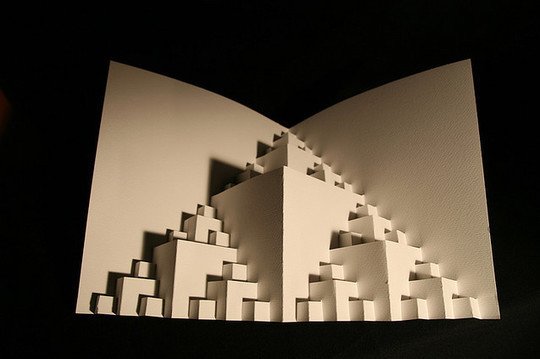 令人惊叹的丰富想象力：纸雕艺术作品欣赏