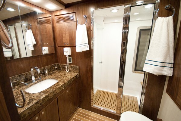 豪华室内装修的MCP游艇设计