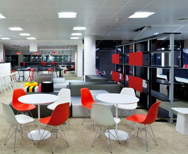 谷歌新形象：配备电话亭，巨型骰子和沙滩小屋的伦敦办事处