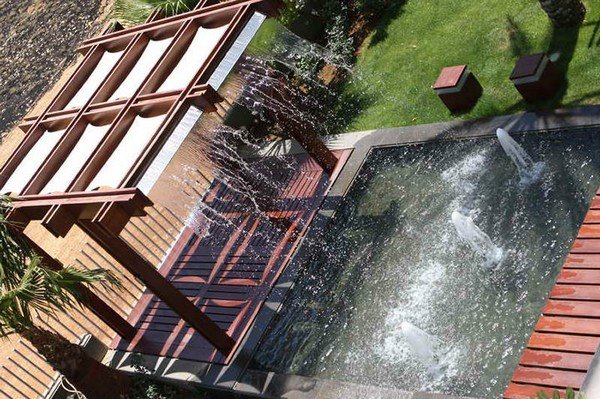 喷泉和棕榈树环绕下的黎巴嫩Ghazale别墅设计
