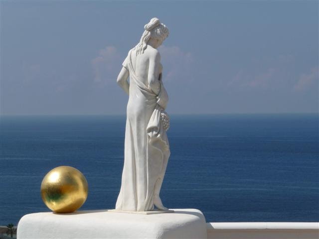 Luigi Colani作品：童话般的西班牙海岸别墅