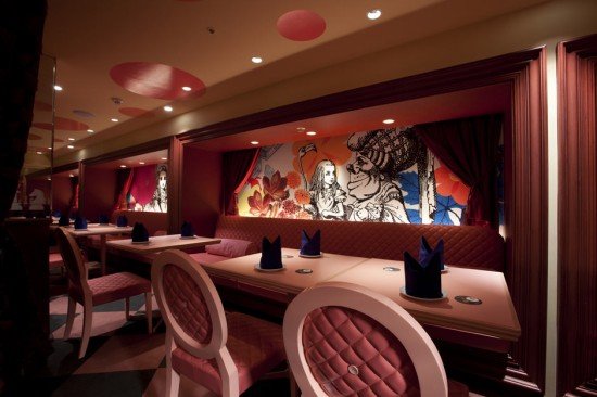 艾丽丝梦游仙境：童话风格餐厅设计