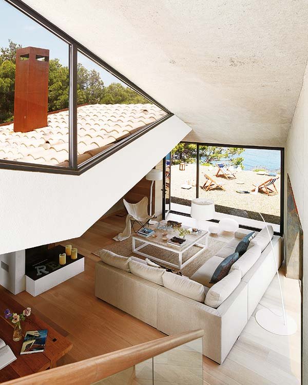 安逸和舒适的西班牙两层海景住宅