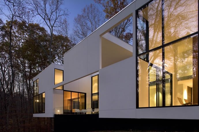白色的几何形状与玻璃结合：Graticule林中别墅
