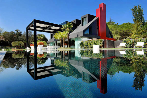 泳池与建筑相映成辉：花园般的西班牙豪华现代别墅