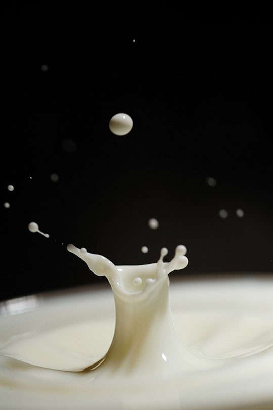 高速摄影欣赏：牛奶滴落的瞬间捕捉