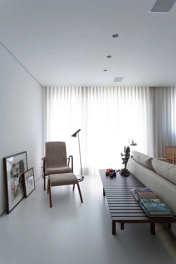 巴西Curitiba优雅的现代白色公寓