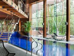 莫斯科典雅和个性的现代玻璃木质别墅