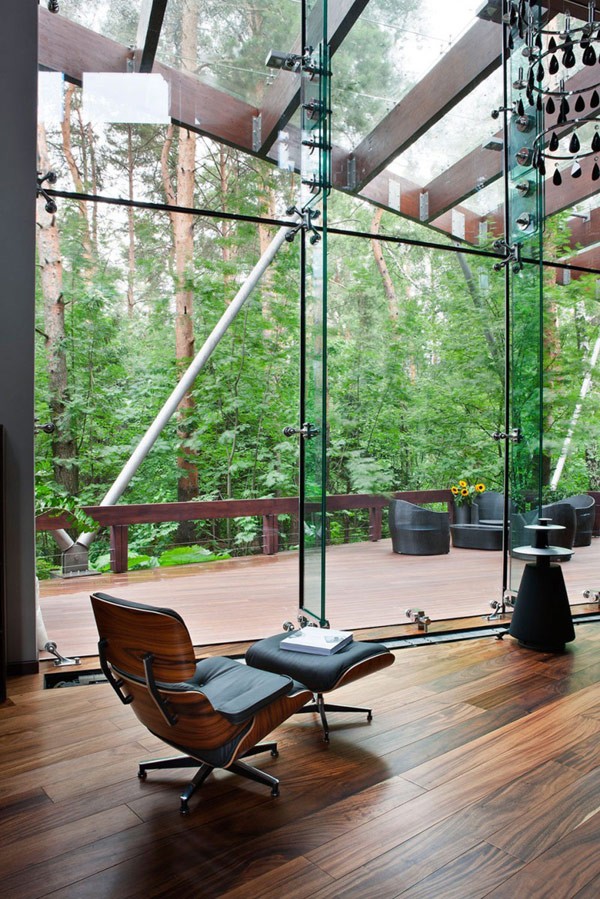 莫斯科典雅和个性的现代玻璃木质别墅