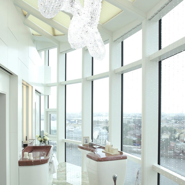 俯瞰城市全景：圣彼得堡现代简约顶层豪华公寓