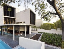 绿色植被围绕的墨尔本时尚优雅别墅