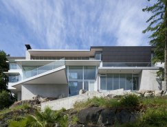 加拿大山顶岩石上的现代别墅