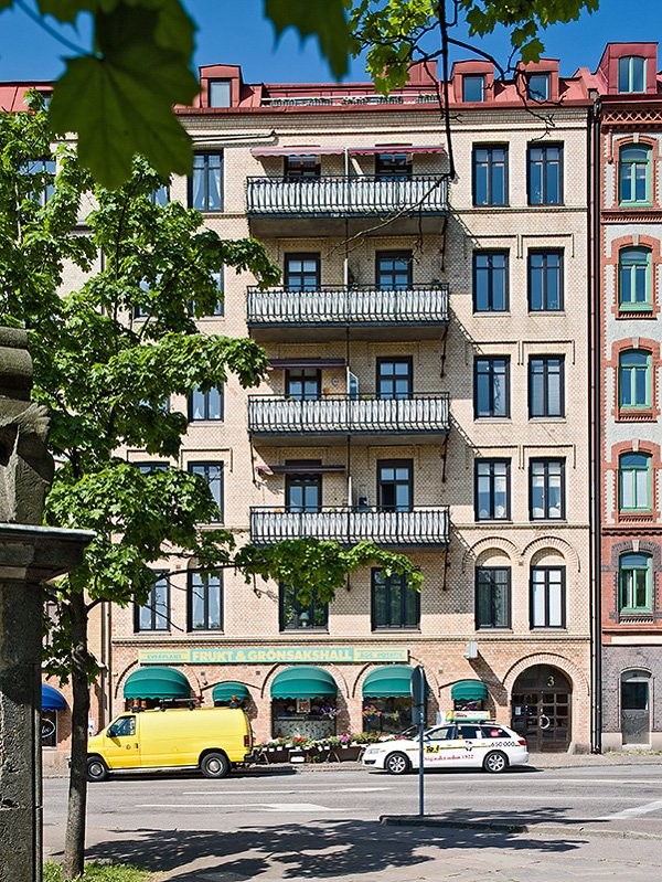 瑞典漂亮简约的白色复式公寓